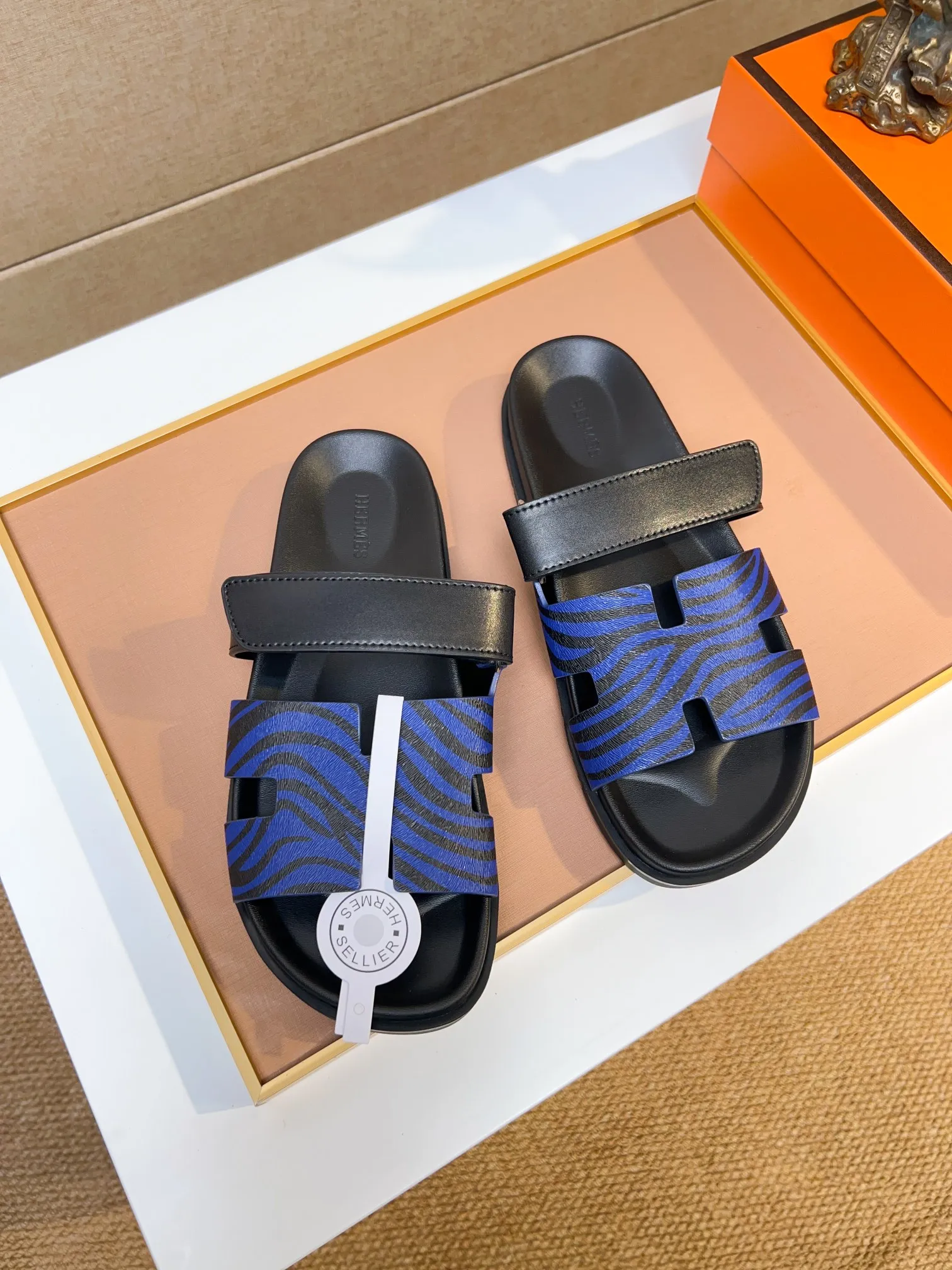 Men's clothing and shoes 💰340 💅💅💅 new arrival. Hermes Hermes official website latest counter synchronized new oran color leather H slippers, the original Paris version flew back to the original model and opened the mold to make it perfectly🍌The highest quality Sincerity, you can enter and leave the counter at will [Deyi] The upper is made of original customized  colored palm prints, crocodile print, ostrich print, colored cow leather, colored cow suede, 🤔 horse hair, 🥳 colored diamonds, 🥰 3D printing, and other genuine leather slippers, imported cow pattern foot pad lining, Italian  latest original genuine leather combination outsole Code number: 38-48 (customized at 46.47.48) Can be made into picture combination sole with genuine leather pattern and ordinary molded outsole